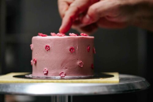 Génoise vanille, fourrage framboise & glaçage creamcheese vanille