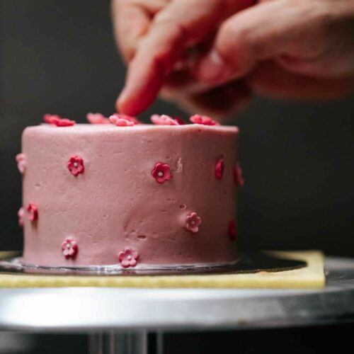 Génoise vanille, fourrage framboise & glaçage creamcheese vanille